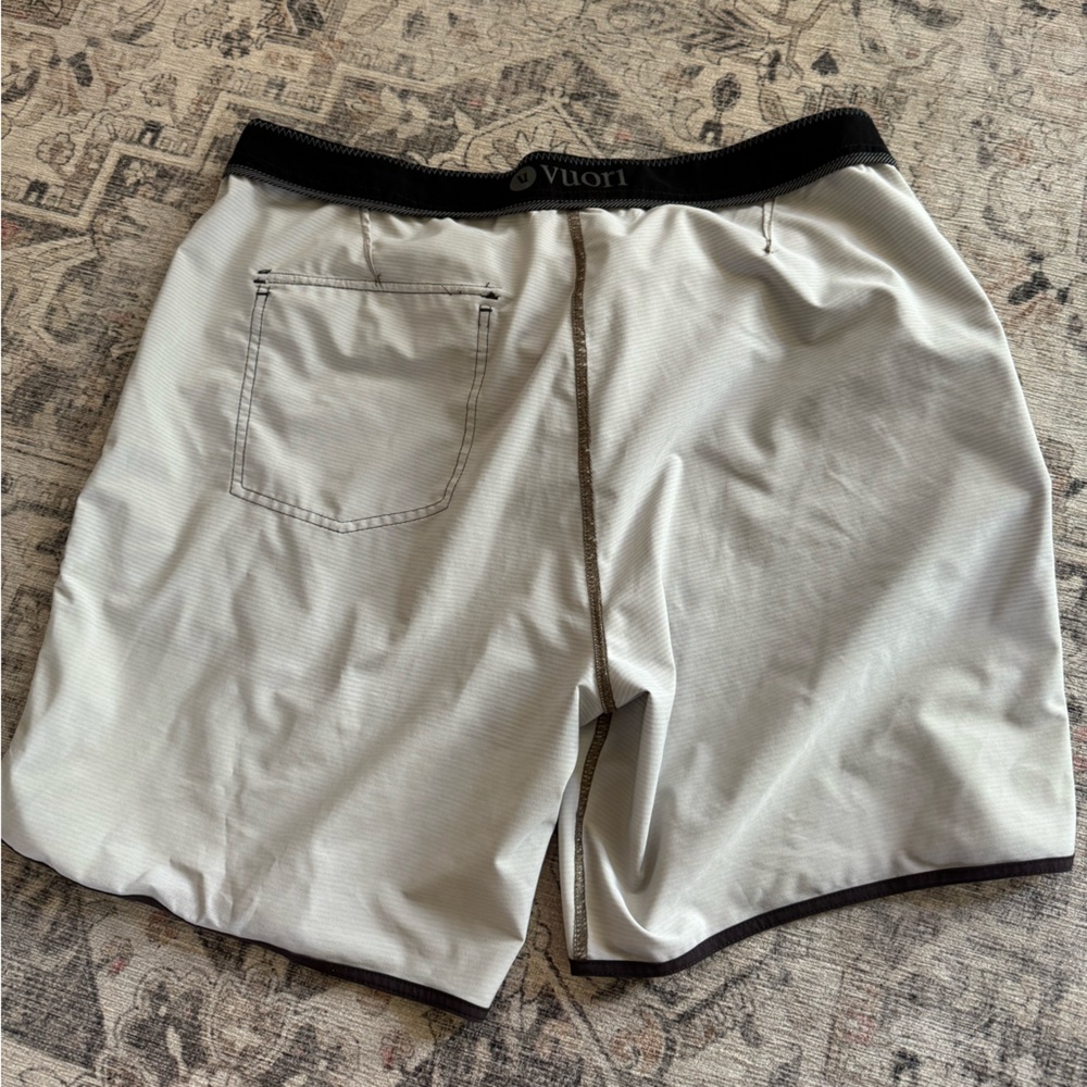 Vuori Board Shorts, Size 36 - Picture 13 of 15